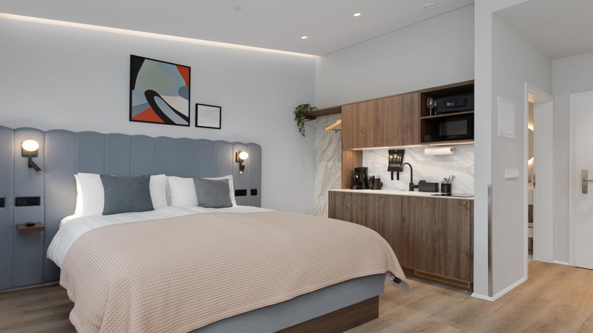 Queen Studio with Full Kitchen and Hallgrimskirkja Church View